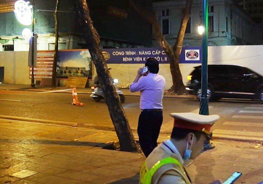 Thấy vậy, tài xế này liên tục gọi điện thoại cho người thân để tìm cách bỏ qua vi phạm. Nhưng lời đề nghị này tiếp tục bị từ chối vì không đúng theo quy định của pháp luật.