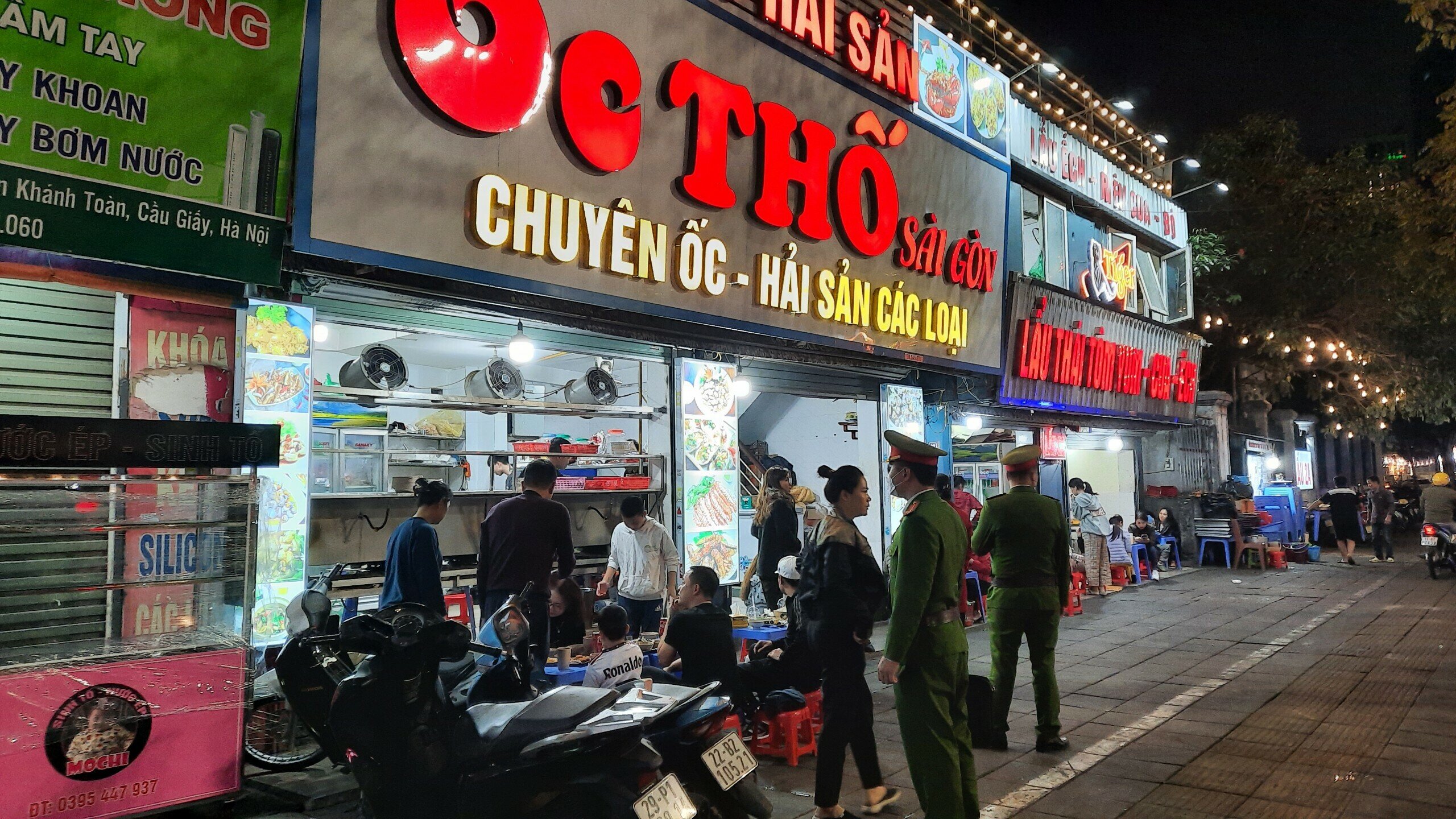 Tương tự, quán ốc Thố trên đường Nguyễn Văn Huyên, dù chỉ để một chiếc bàn ra vỉa hè nhưng lực lượng công an phường đã nhắc nhở, yêu cầu không tái phạm.