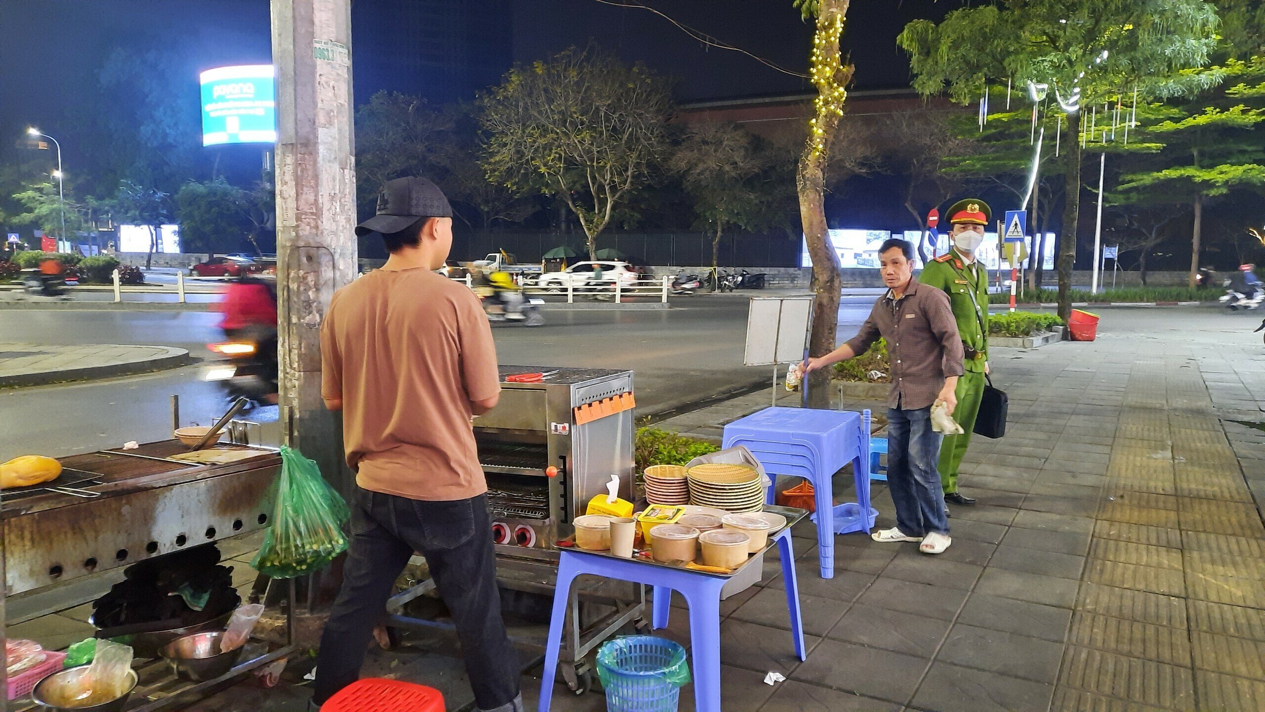 Lãnh đạo Công an phường Quan Hoa cho biết, thực hiện nghiêm chỉ đạo của Ban chỉ đạo 197 của thành phố, đơn vị đã và đang tập trung tuyên truyền, vận động và xử lý những hành vi chiếm dụng vỉa hè.