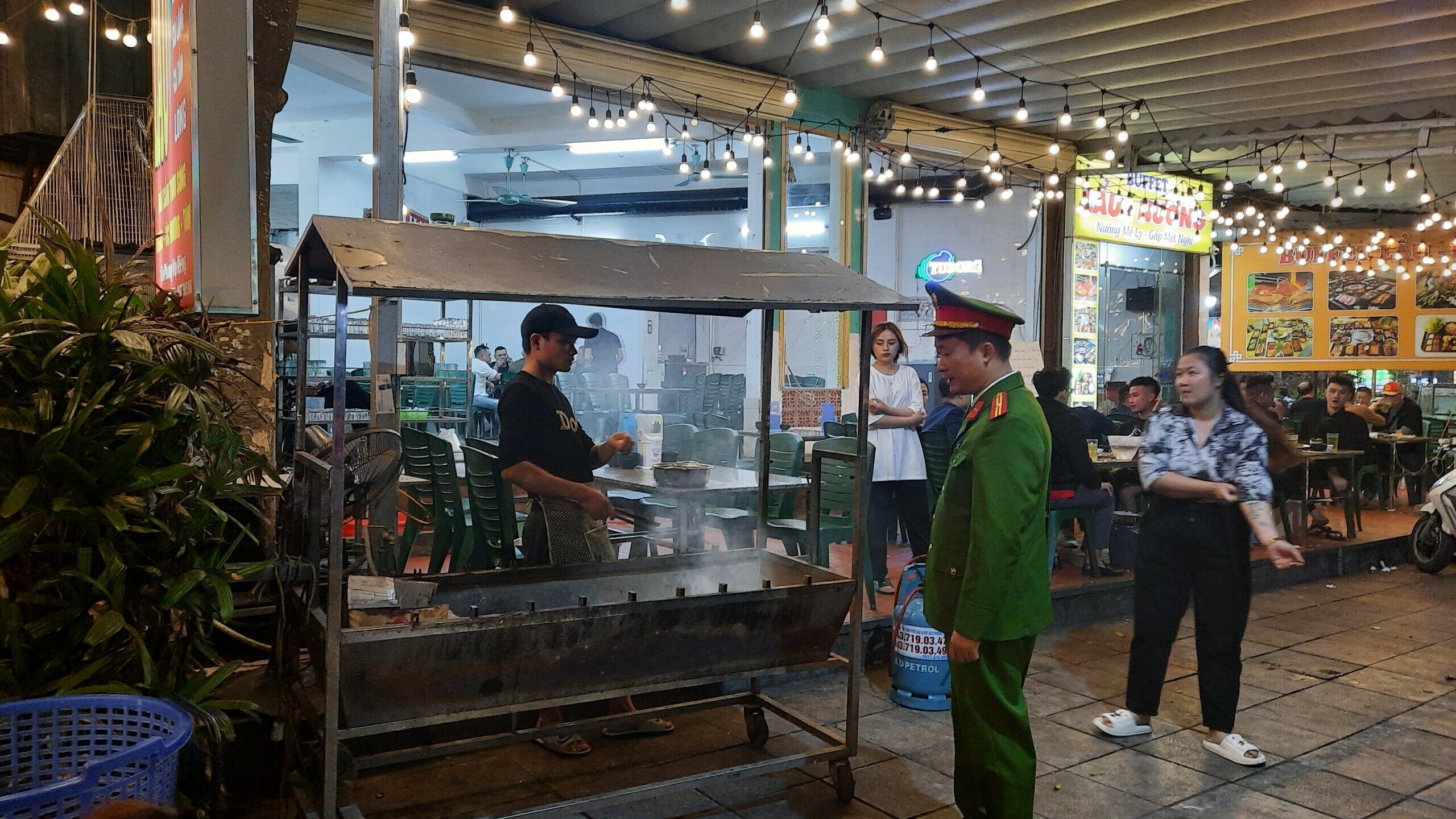 Một số quán nhậu bày bếp nướng trên vỉa hè cũng được lực lượng Công an phường Dịch Vọng yêu cầu dọn vào trong nhà.
