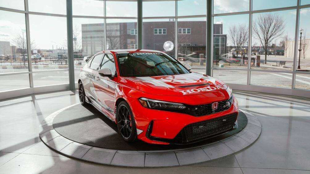 Chiếc Civic Type R được HPD nâng cấp hệ thống đèn tín hiệu chuyên dụng, bộ dây đai an toàn 4 điểm và hệ thống phanh mới