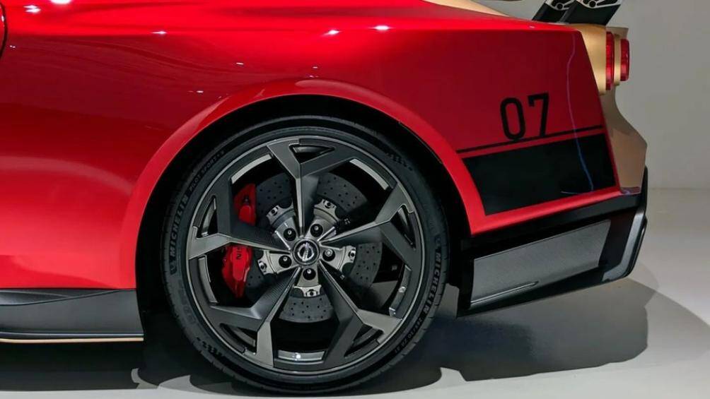 Nissan GT-R50 by Italdesign trang bị bộ mâm 5 chấu thiết kế tính khí động học được làm từ sợi carbon có kích thước 21 inch
