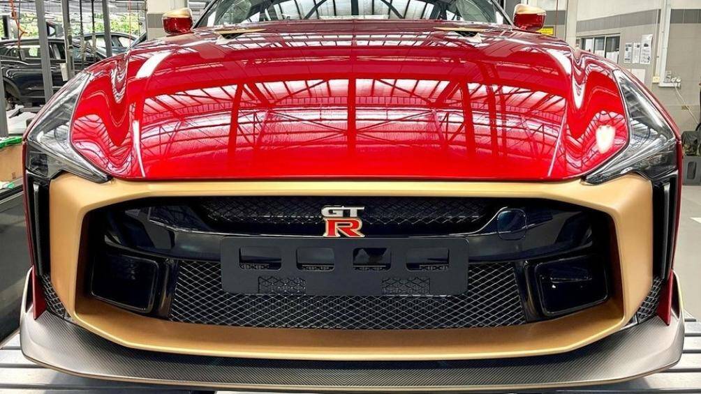 Màu sơn ngoại thất của Nissan GT-R50 by Italdesign là tông đỏ tươi kết hợp các chi tiết được sơn màu vàng ánh kim