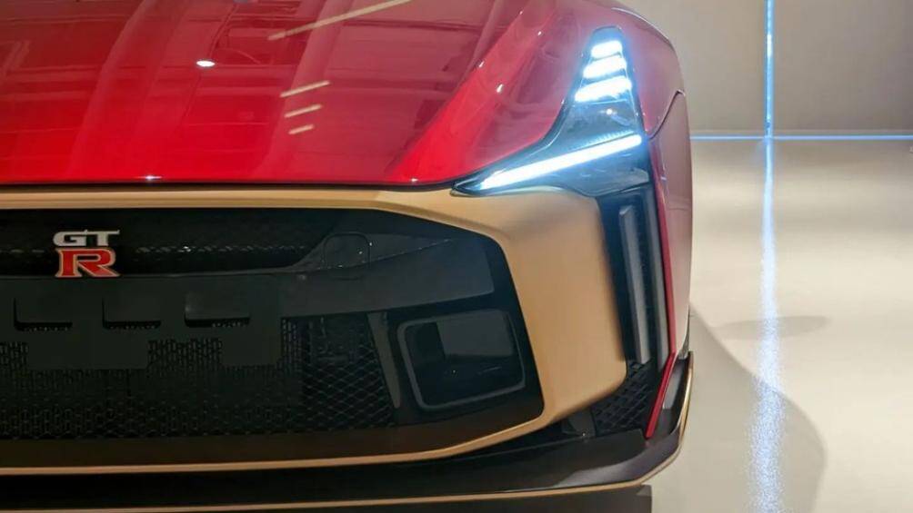 Cụm đèn hậu của xe được thiết kế đặc biệt giống động cơ máy bay chiến đấu, cụm ống xả của xe được tích hợp vào khuếch tán gió cản sau