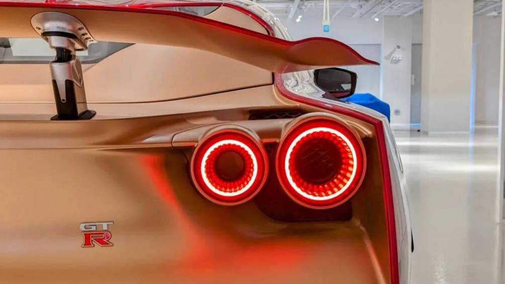 Đuôi xe được Italdesign tạo hình mới với nhiều đường cắt xẻ đậm phong cách của các mẫu siêu xe đến từ Ý, cánh gió khí động học điều chỉnh điện