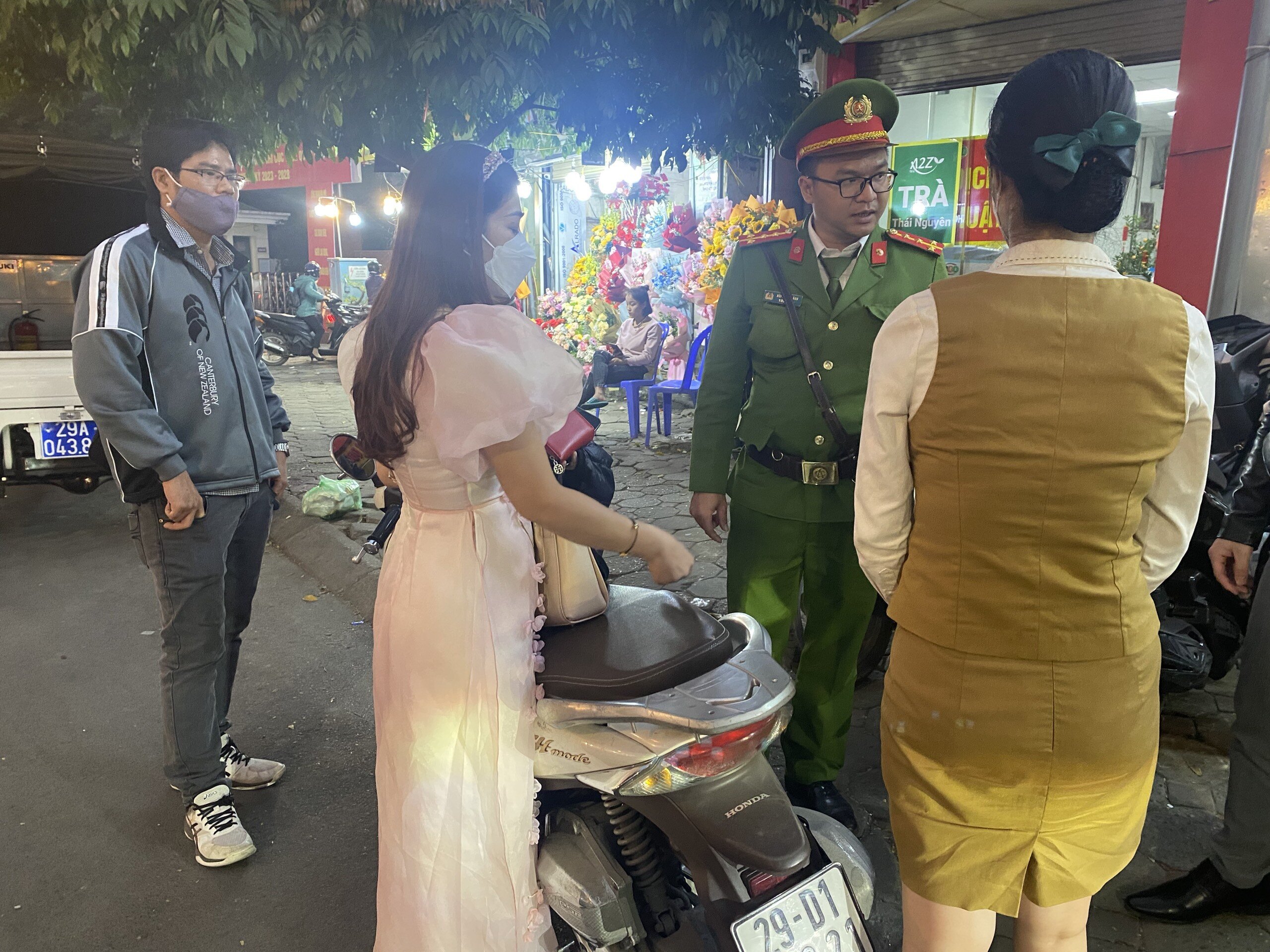 "Cũng có khách hàng chỉ muốn ngồi ở vỉa hè, dù trong nhà còn chỗ. Làm dịch vụ thì phải chiều khách, nên có lúc chúng tôi vẫn vi phạm. Giờ công an phường xử lý nghiêm thì phải giải thích để khách hiểu", chị T. cho hay.