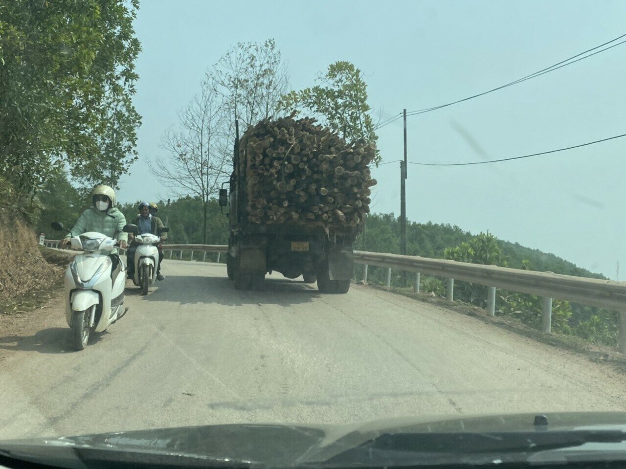 Là địa phương có phần lớn diện tích rừng dùng để trồng cây lấy gỗ, nên những chiếc xe chở gỗ là hình ảnh quen thuộc khi tham gia giao thông ở huyện miền núi  Ba Chẽ (Quảng Ninh).