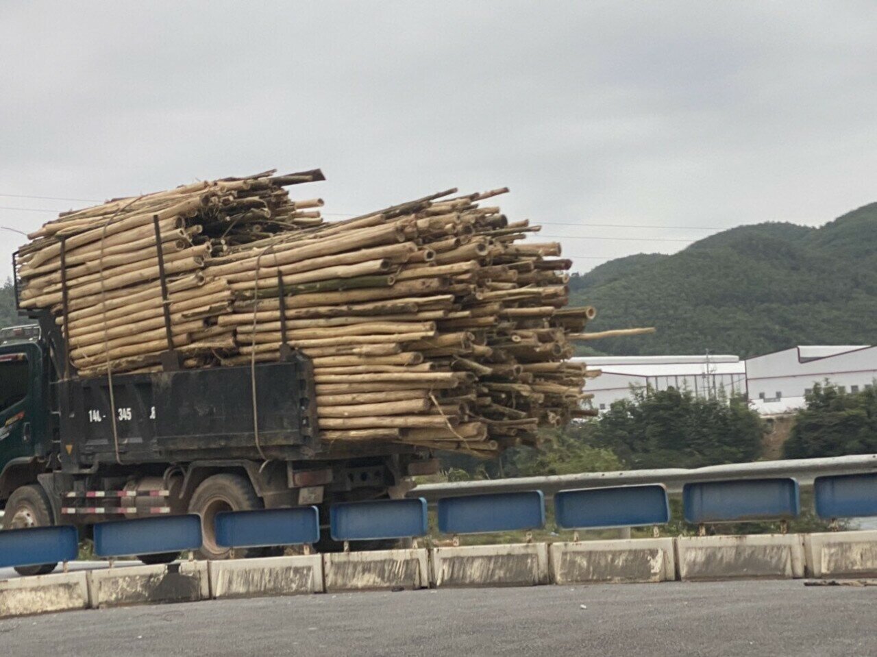 Trao đổi với PV Báo Giao thông,  lãnh đạo Đội CSGT - trật tự, Công an huyện Ba Chẽ cho biết, tình trạng xe chở gỗ vượt thành, thùng quy định cũng có diễn ra trên địa bàn, nhưng không nhiều.