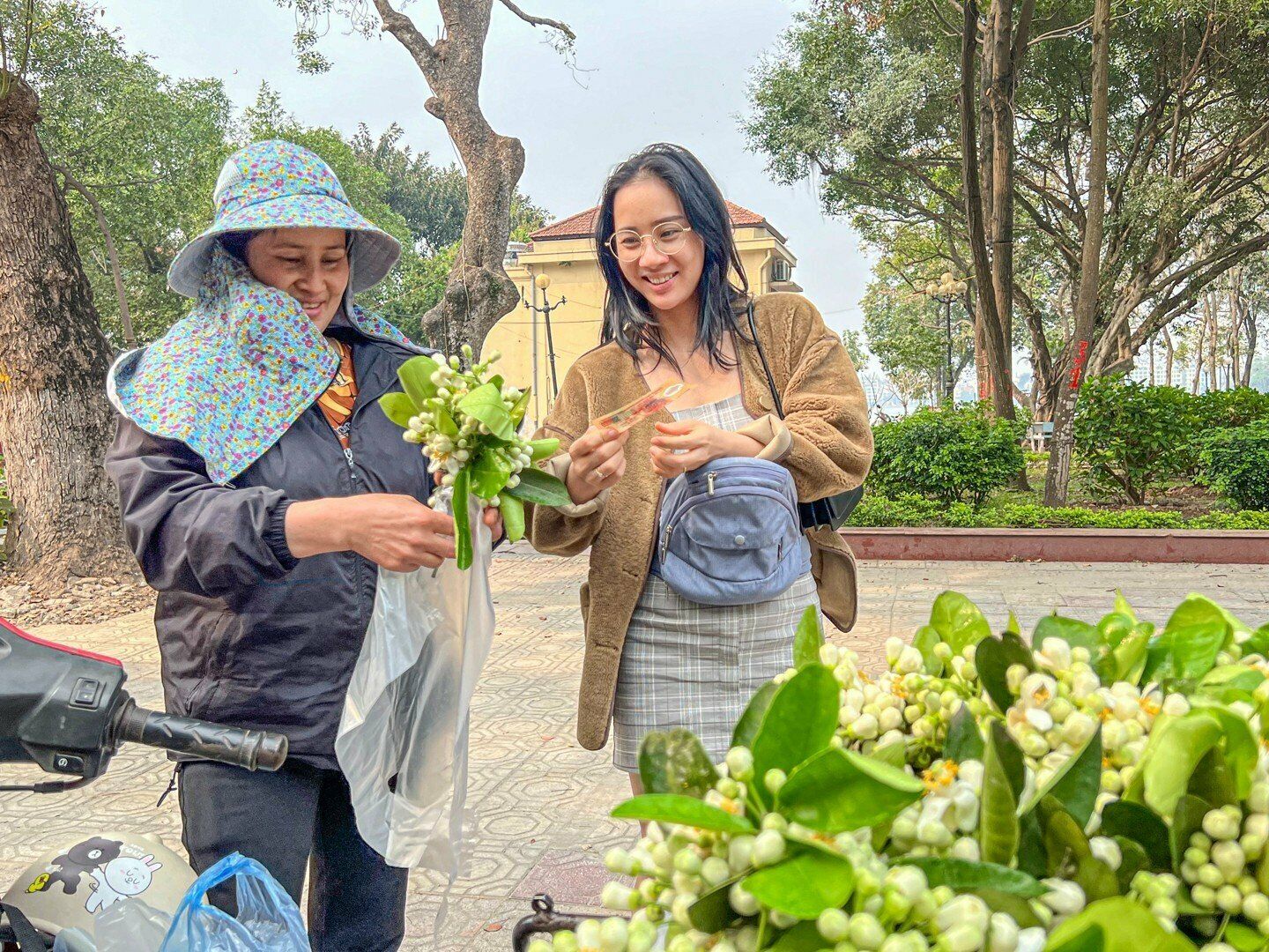 Chị Thùy Linh (Ba Đình, Hà Nội) thì cho biết, đi qua phố Mai Xuân Thưởng ngửi thấy mùi hoa bưởi ấn tượng nên chị đã phải dừng lại để mua về trưng ở phòng và nơi làm việc.