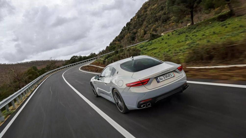 Phiên bản điện (Folgore) chưa có giá bán cụ thể. Các phiên bản sẽ có sẵn vào quý 2 của năm 2024