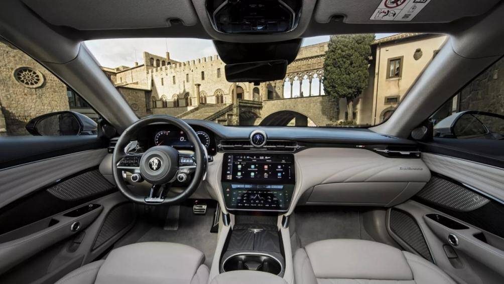 Maserati cũng sẽ cung cấp phiên bản Folgore chạy hoàn toàn bằng điện của GranTurismo, tạo ra công suất khổng lồ 751 mã lực và mô-men xoắn 1.350 Nm