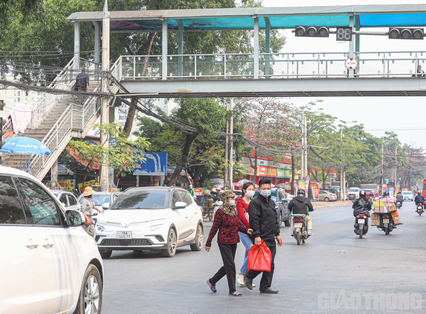 Để đảm bảo an toàn cho người đi bộ, TP Hà Nội đã xây dựng và đưa vào khai thác nhiều cây cầu bộ hành tại các nút giao có mật độ giao thông đông đúc, khu vực gần bệnh viện, trường học...
