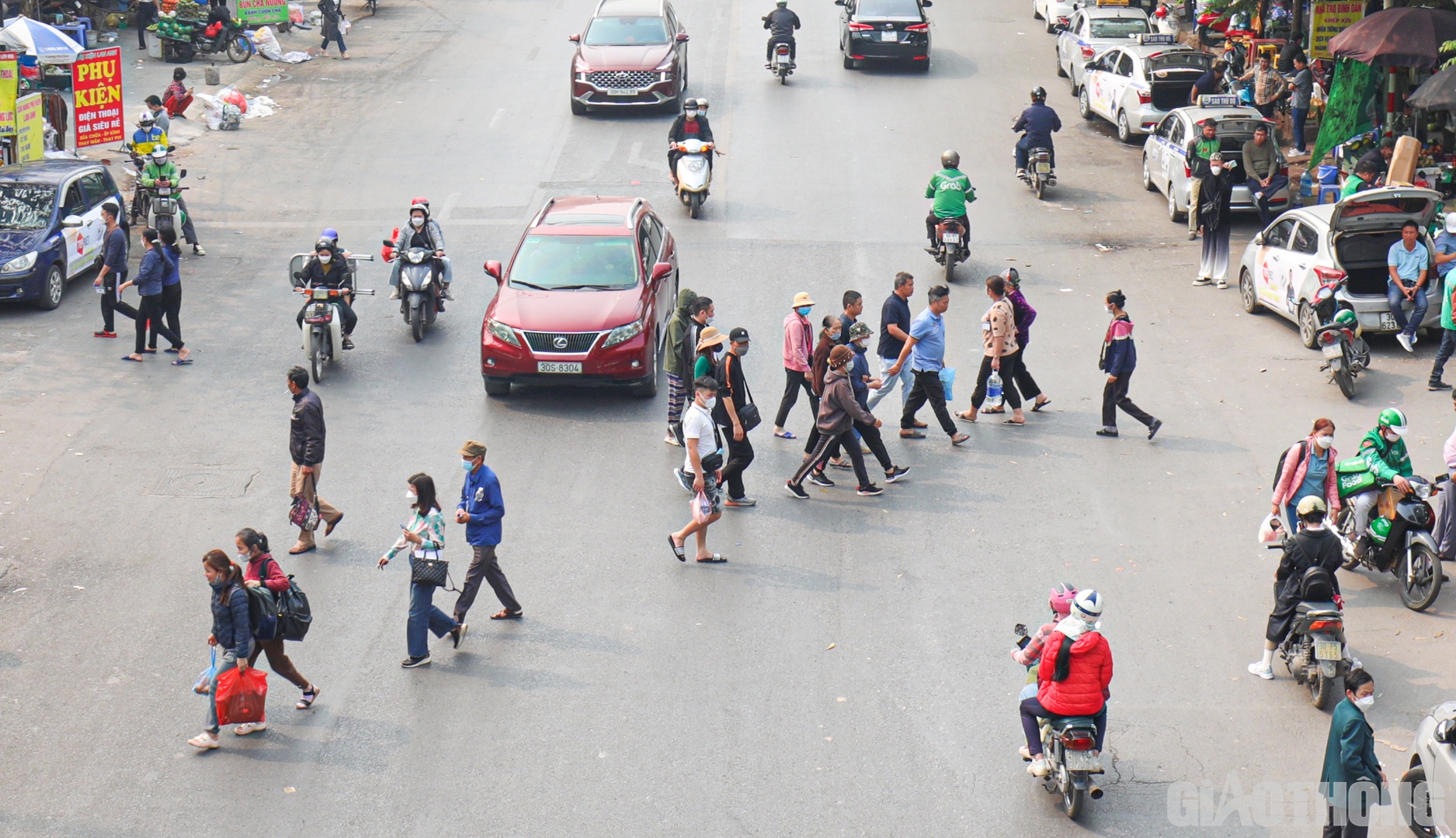 Tuy nhiên, tình trạng người đi bộ bất chấp nguy hiểm, cắt ngang dòng phương tiện đang lưu thông trên đường vẫn diễn ra phổ biến.