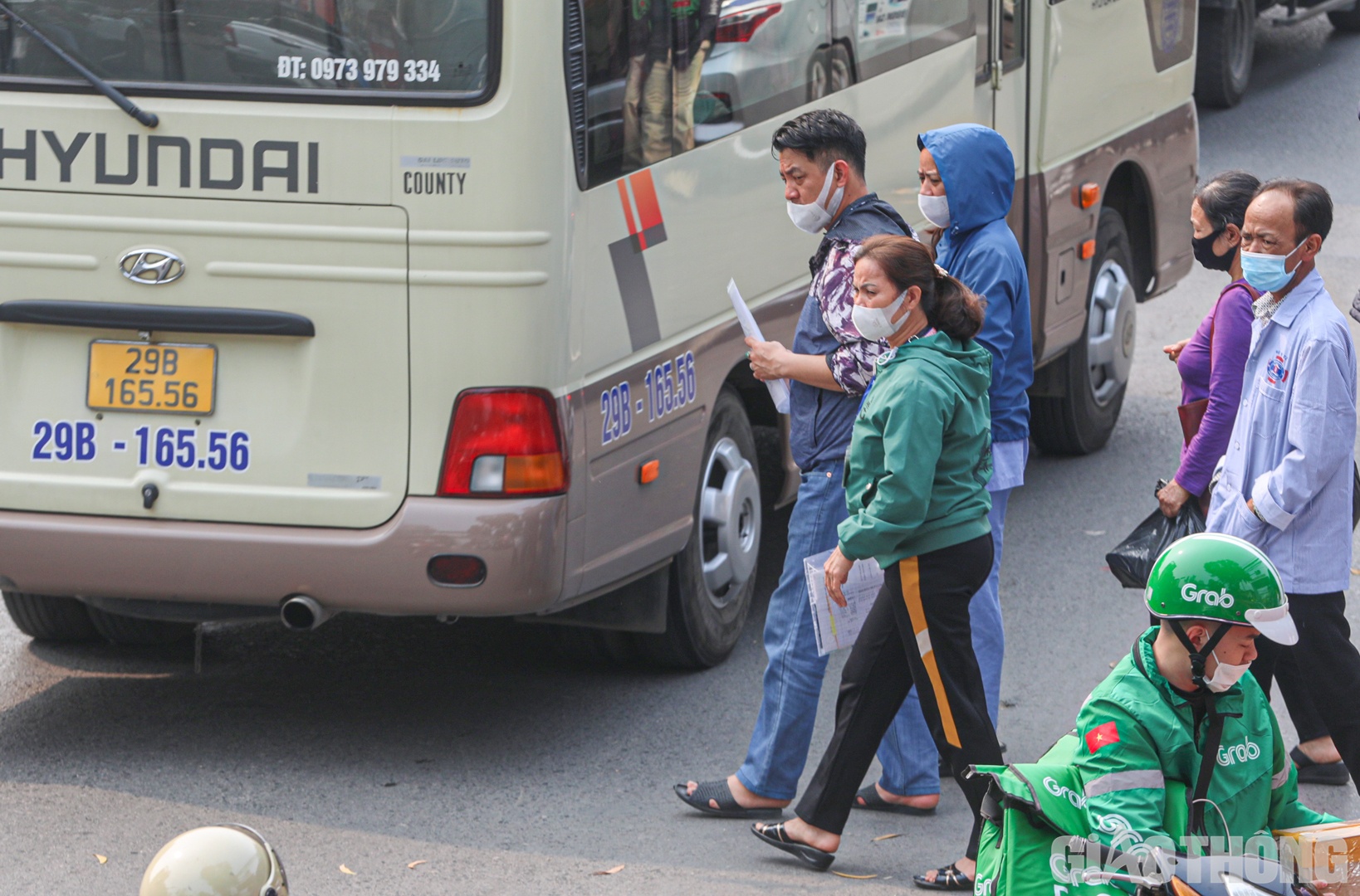 Theo nhiều người, việc đi thẳng dưới lòng đường để sang phía bên kia sẽ tiết kiệm thời gian và công sức.