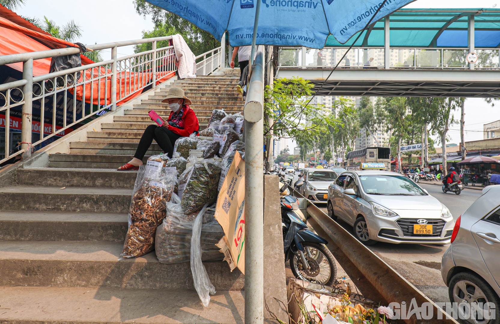 Bên cạnh đó, một số người còn tận dụng lối lên cầu để làm nơi buôn bán.