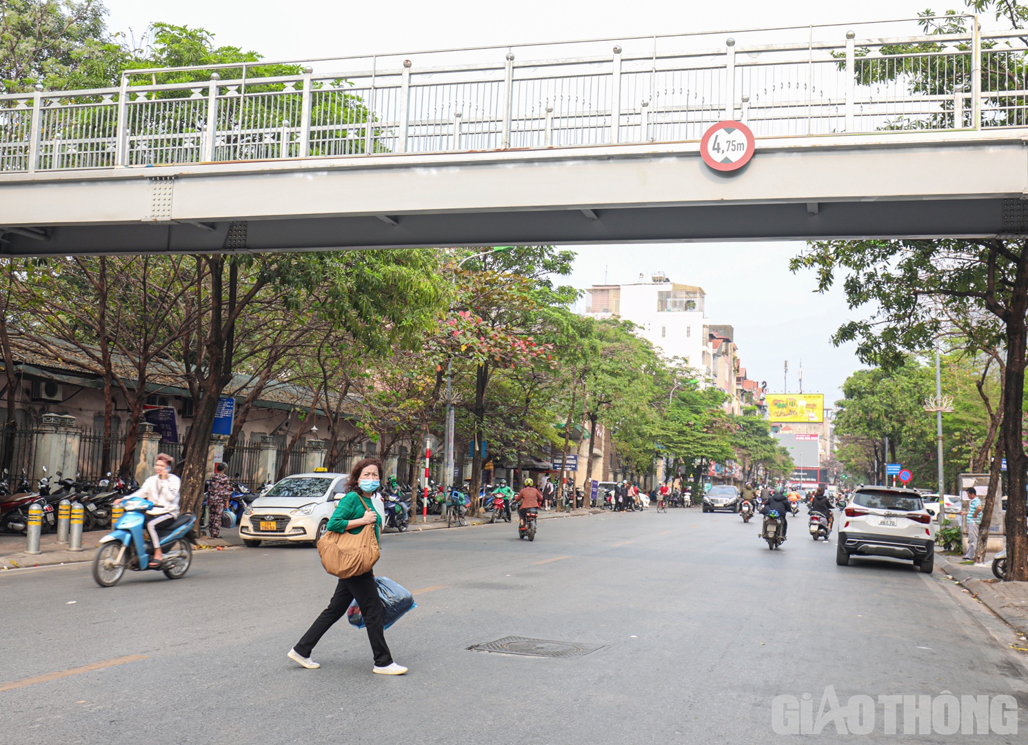 Còn tại khu vực trước bệnh viện Thanh Nhàn, cầu bộ hành được bố trí giữa 2 cổng có địa chỉ số 42 và 44 Thanh Nhàn.