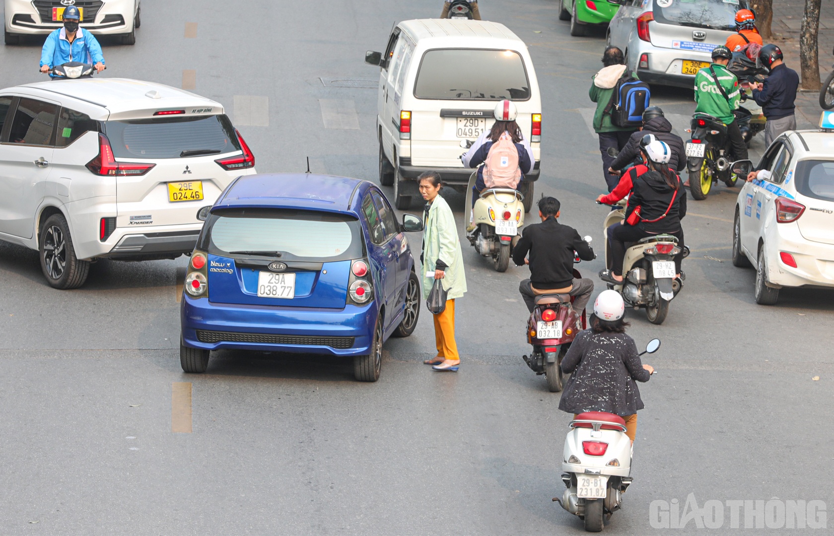 Thay vào đó là hình ảnh người dân băng qua đường, mặc cho dòng xe đang di chuyển với tốc độ cao.