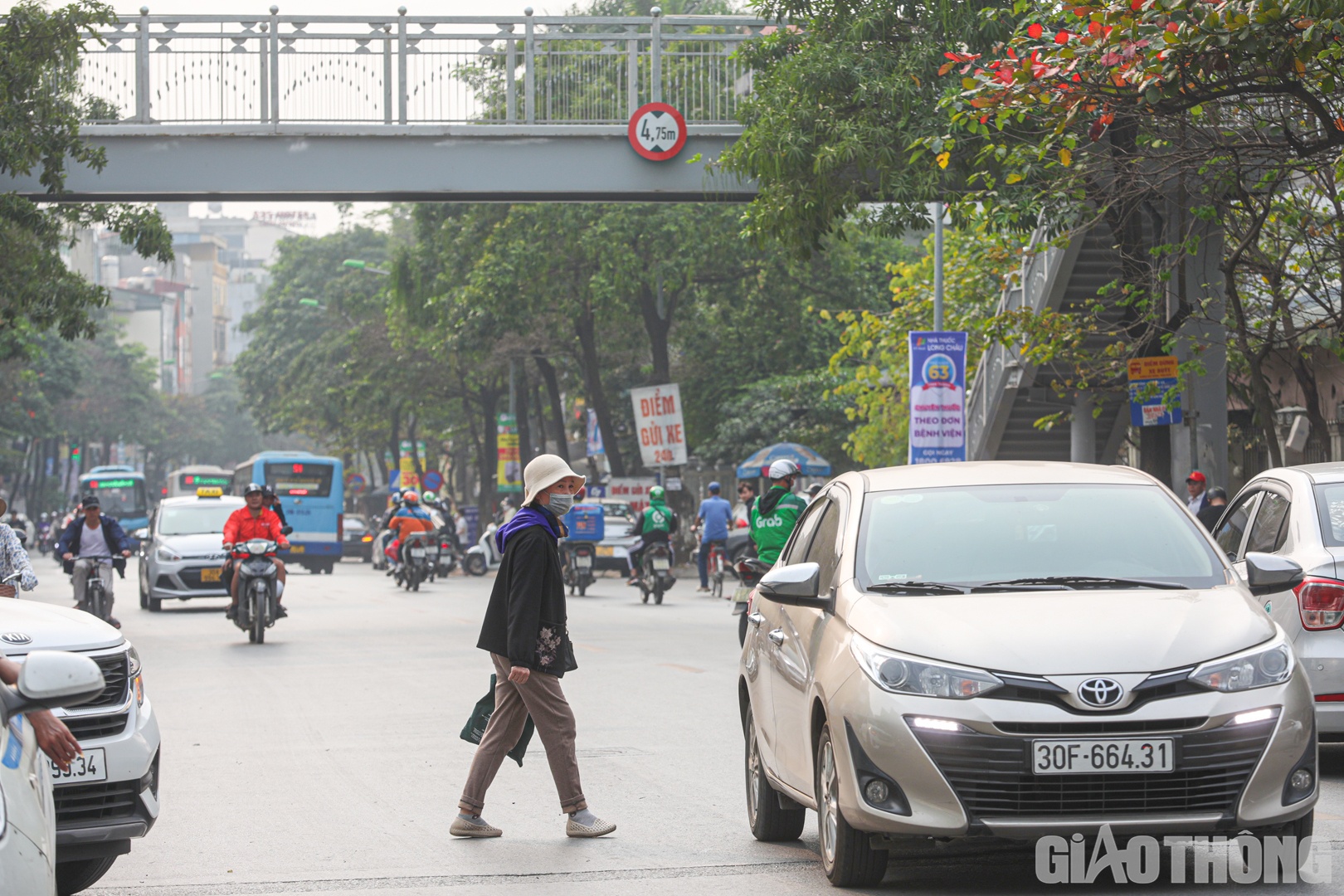 Tại Điều 9 Nghị định 100/2019/NĐ-CP quy định, người đi bộ không đi đúng phần đường quy định; vượt qua dải phân cách; đi qua đường không đúng nơi quy định hoặc không bảo đảm an toàn sẽ bị phạt tiền từ 60.000 - 100.000 đồng.
Ngoài ra, đối với người đi bộ đi vào đường cao tốc (trừ người phục vụ việc quản lý, bảo trì đường cao tốc) sẽ bị phạt tiền từ 100.000 - 200.000 đồng.