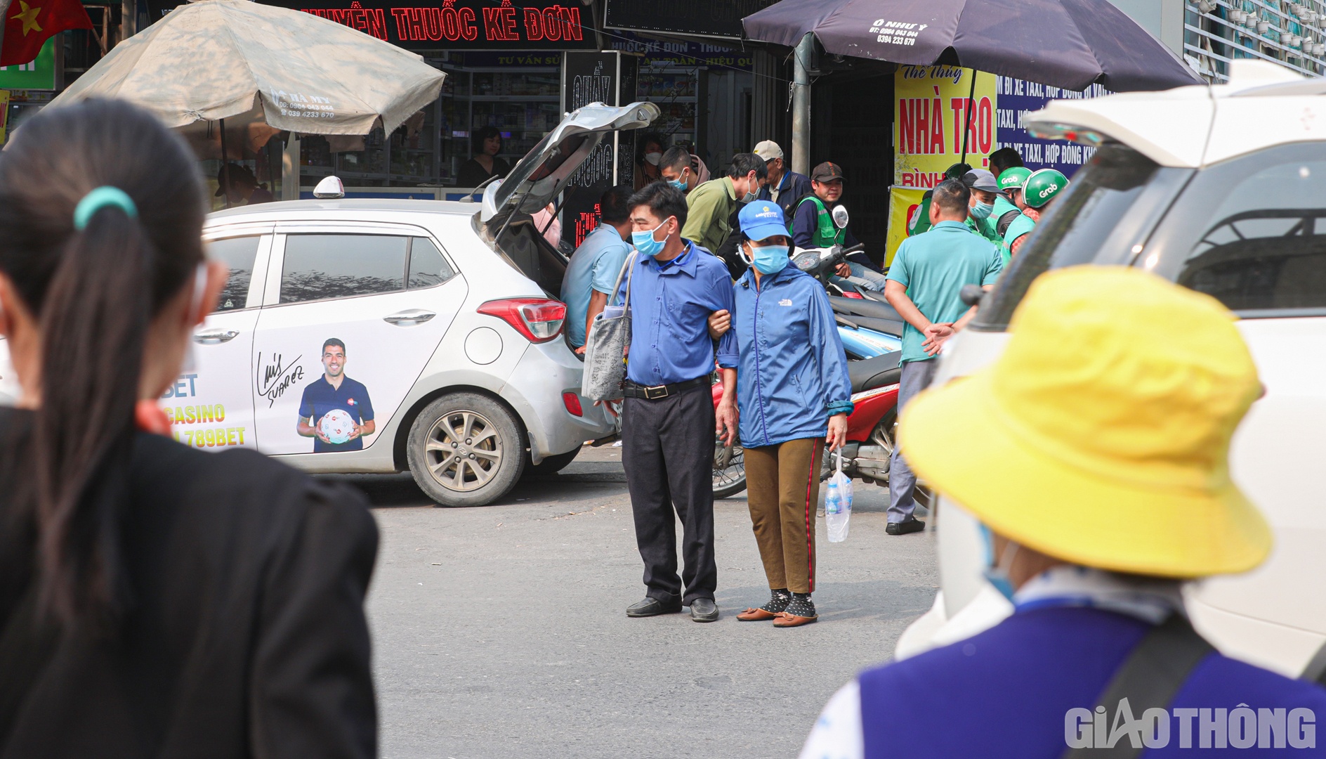 "Tôi có tuổi rồi nên leo cầu thang cũng khó khăn. Mặc dù đi dưới lòng đường cũng lo sợ xe cộ nhưng như vậy sẽ rút ngắn được quãng đường hơn”, bà Hằng, người nhà bệnh nhân tại bệnh viện K cho hay.