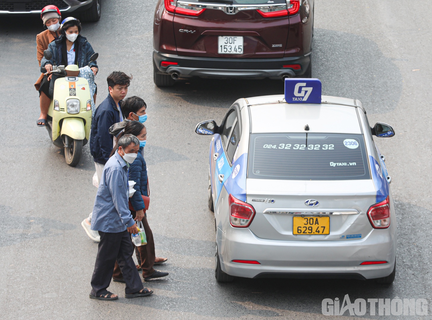 Chỉ trong khoảng 30 phút, PV Báo Giao thông chứng kiến hàng trăm lượt người đi bộ băng qua đường, tiềm ẩn nguy cơ mất ATGT.