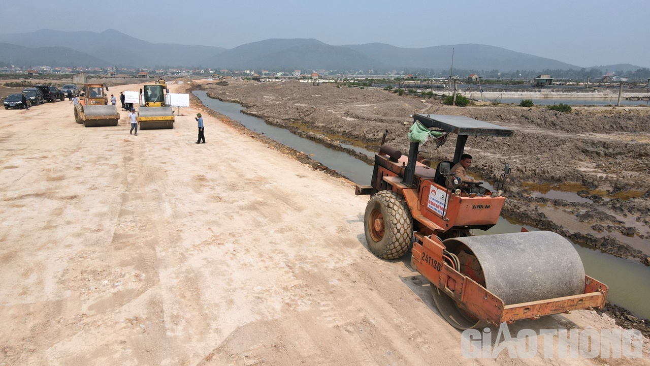Giải thích lý do để trống công địa và bị chậm tiến độ, ông Lê Thanh Hải - Giám đốc Công ty CP Tập đoàn xây dựng Miền Trung nói: Nhiều vị trí mặt bằng còn "xôi đỗ", cùng đó nhiều đoạn tuyến bị sình lầy cộng với vừa rồi mưa liên tục nên đơn vị không thi công được. Thời gian này đơn vị sẽ tăng mũi, cam kết thi công đạt giá trị sản lượng mà chủ đầu tư đề ra trong năm 2023.