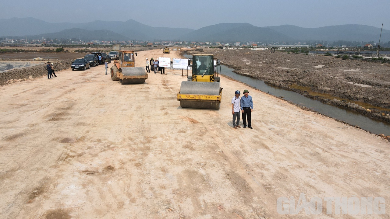 Trải qua 1 năm thi công, đến nay chủ đầu tư và các huyện thị đã giải ngân được 1.929 tỷ đồng, đạt 73,8% tỷ lệ vốn bố trí. Trong đó, các địa phương đã GPMB và bàn giao 50km/59,91km. Thi công đạt 1.249/2.774 tỷ đồng.