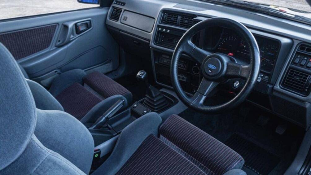 Phiên bản tiêu chuẩn của mẫu xe này được ra mắt ra thị trường vào năm 1986 và chế tạo hơn 5.000 chiếc để làm hài lòng FIA