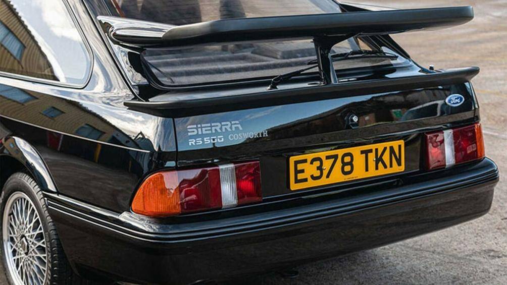 Ford đã tạo ra chiếc Cosworth ba cửa nguyên bản để tương đồng với các mẫu xe sử dụng trong Touring car racing của mình