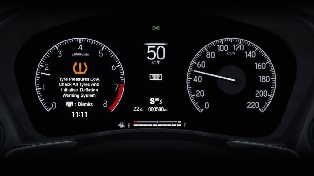 Mẫu sedan cỡ B này đã có thêm cần gạt nước tự động, bảng đồng hồ kỹ thuật số với màn hình màu TFT 7 inch, gương chiếu hậu chống chói tự động...