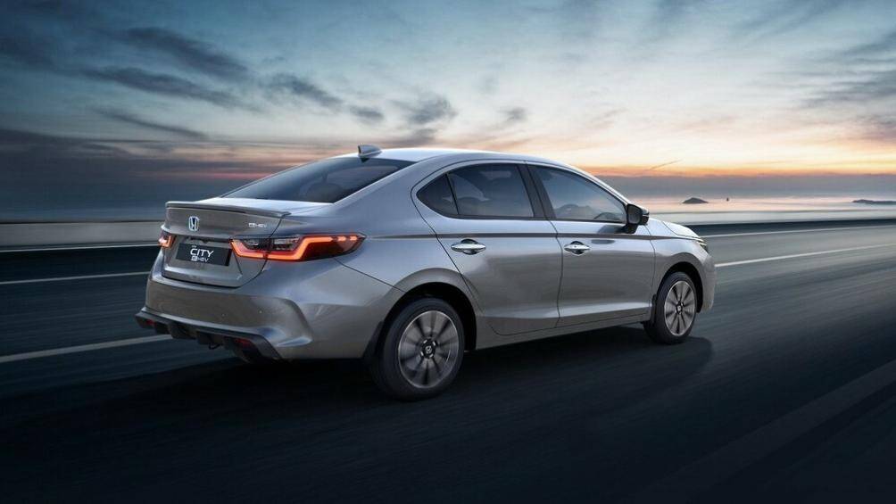 Ở khu vực phía sau xe, Honda City 2023 được bổ sung tạo hình mới bên trong cụm đèn hậu LED, bộ khuếch tán gió mới bên dưới