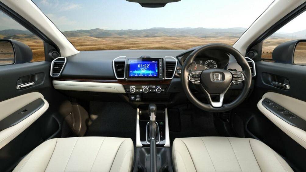 Bên trong, xe được trang bị màn hình cảm ứng trung tâm 8 inch nằm giữa 2 cửa gió điều hòa, vô lăng/cần số bọc da và cổng USB như cũ