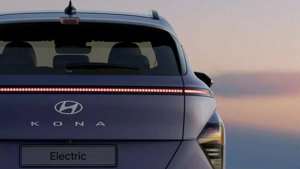 Nằm vắt ngang đầu xe và đuôi xe là dải đèn LED định vị ban ngày với thiết kế điểm ảnh, tạo cảm giác hiện đại hơn các phiên bản còn lại