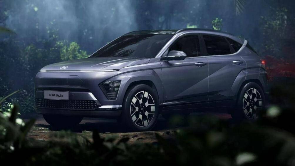 Vì là ô tô điện nên Hyundai Kona Electric 2024 không có lưới tản nhiệt trên đầu xe, thay vào đó là cổng sạc điện