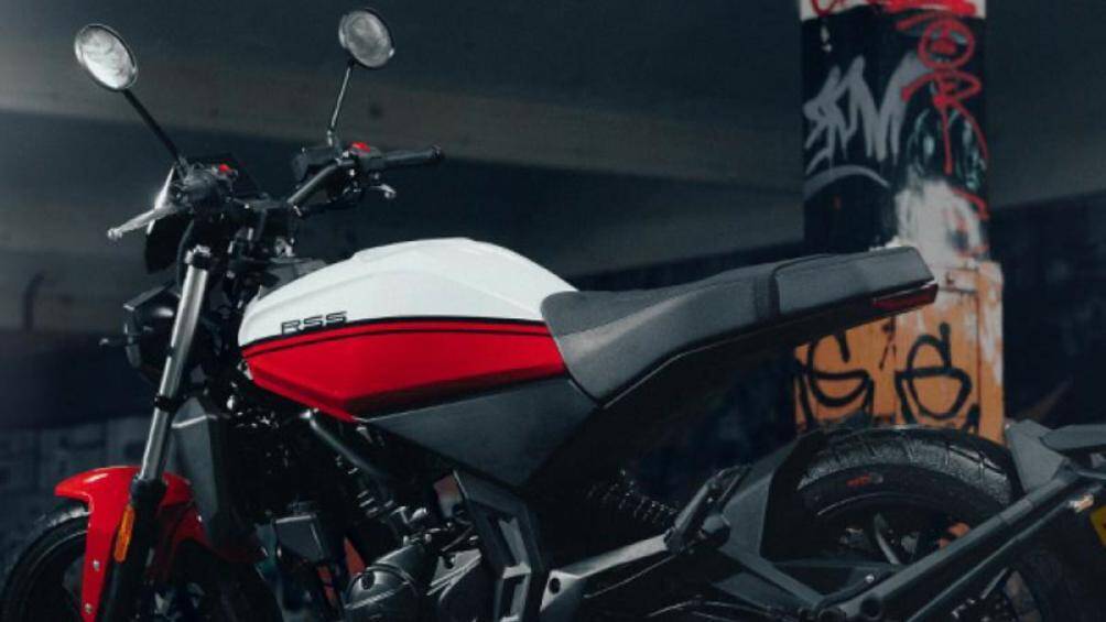 Tay lái đặt cao vừa phải và yên xe ngang kéo dài mang tới tư thế lái thoải mái cho người sử dụng