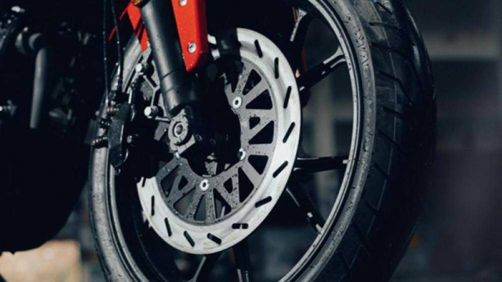 Lexmoto RSS 125 2023 cũng có giảm xóc trước ống lồng, giảm xóc sau lò xo trụ đơn, hệ thống phanh đĩa đơn được sử dụng cho cả bánh trước và sau