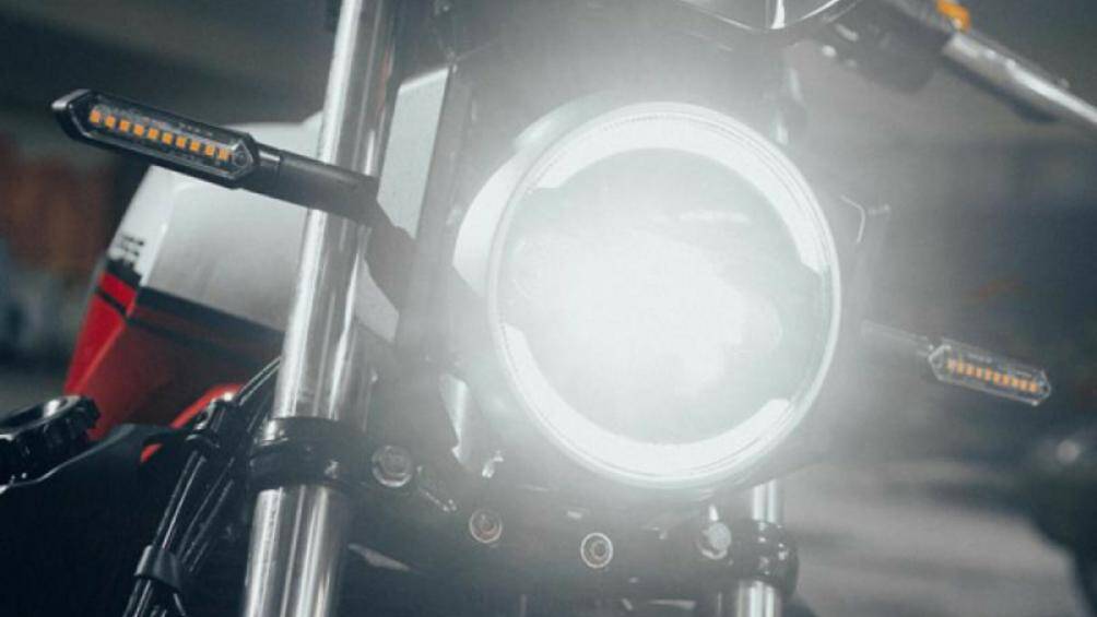 Xe mang chất cổ điển với đèn pha và gương chiếu hậu thiết kế tròn, ốp bảo vệ phía trước mặt đồng hồ hầm hố