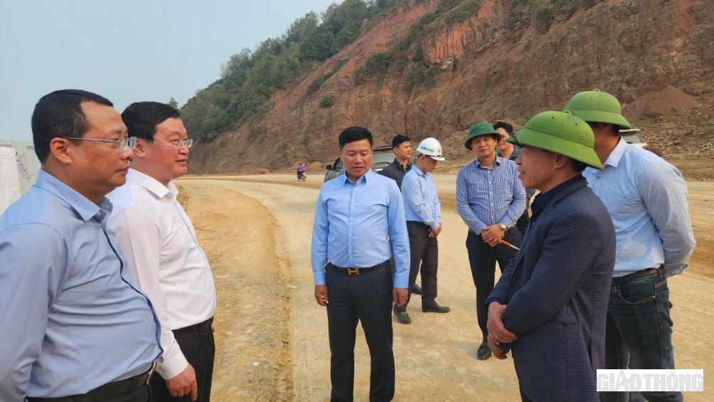 Trong chuyến đi kiểm tra hiện trường ngày 6/3, Chủ tịch UBND tỉnh Nghệ An - Nguyễn Đức Trung (áo trắng) đã có những chỉ đạo tháo gỡ để các sở ngành đẩy nhanh tiến độ GPMB. Ông Trung cũng yêu cầu các nhà thầu khi đã cam kết thì phải thực hiện đúng. Tỉnh sẽ giao Sở GTVT và các địa phương cùng giám sát, nếu không thực hiện đúng sẽ có hình thức xử lý.