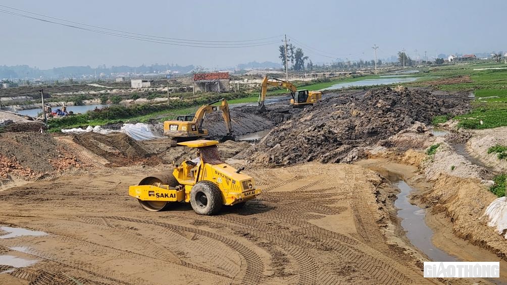 Các nhà thầu phải tăng mũi, tăng nhân công, đủ thiết bị, tập trung làm trước những đoạn đường găng, nơi phải xử lý nền đất yếu để đảm bảo tiến độ đề ra".