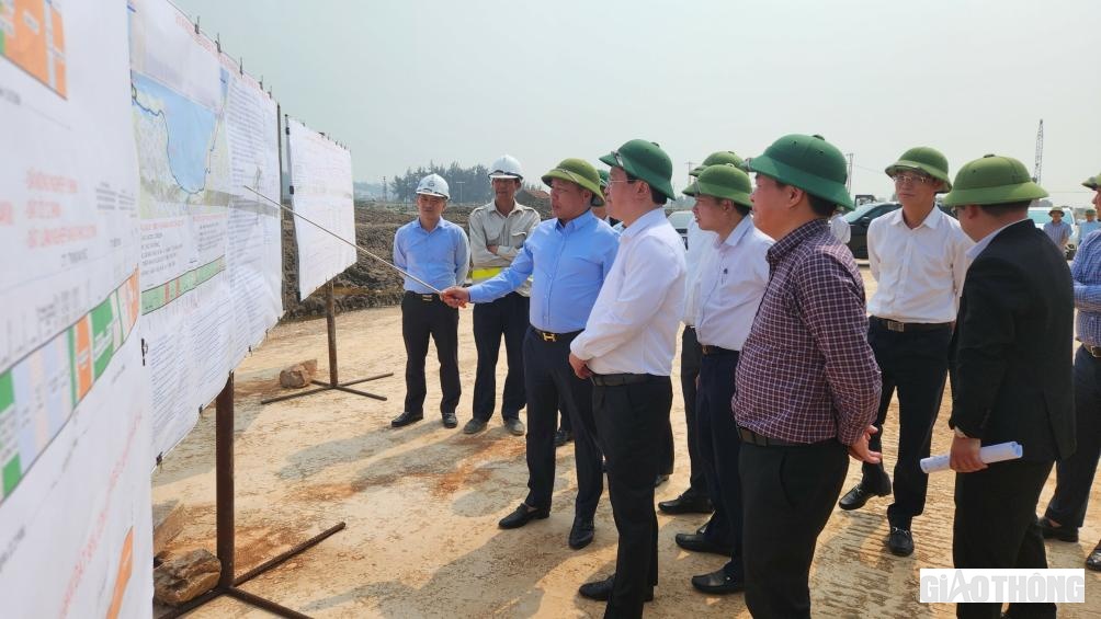 Ông Hoàng Phú Hiền - Giám đốc Sở GTVT Nghệ An cho biết: Giá trị sản lượng các nhà thầu thực hiện ở 2 gói thầu đến nay đang vượt tiến độ hợp đồng khoảng 6,2%. Giai đoạn hiện nay, nhờ sự quan tâm của lãnh đạo trung ương và địa phương nên nguồn vốn bố trí cho dự án đã đủ, công tác GPMB cũng đang được các huyện thực hiện tốt. Đây là tiền đề để chủ đầu tư và nhà thầu phấn đấu rút ngắn tiến độ thi công.