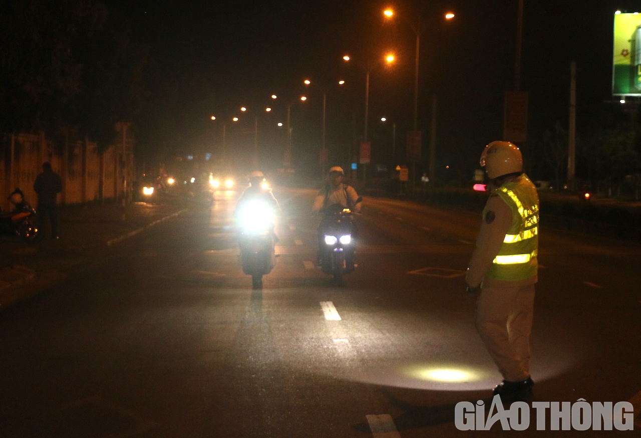 Khoảng 20h ngày 6/3, tổ TTKS giao thông (Phòng CSGT Công an tỉnh Đắk Lắk) do thiếu tá Đỗ Hồng Thanh làm tổ trưởng thực hiện nhiệm vụ kiểm soát nồng độ cồn, đảm bảo trật tự ATGT trên tuyến đường Hồ Chí Minh (đoạn đối diện Bến xe khách phía Nam TP Buôn Ma Thuột). Ảnh: Ngọc Hùng