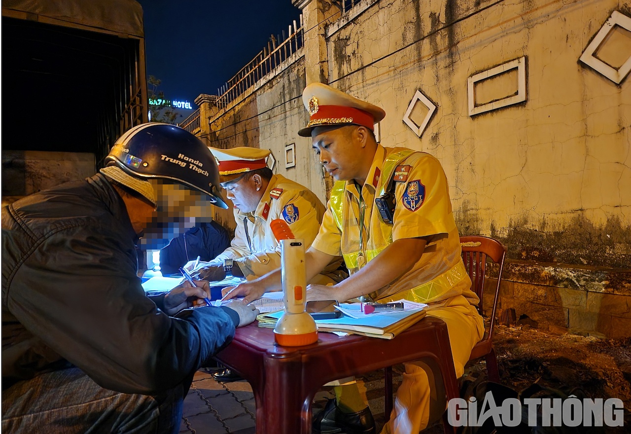 Người vi phạm "biện minh" uống ít, không say mong được lực lượng CSGT bỏ qua nhưng với sự kiên quyết xử lý. Người vi phạm phải chấp nhận ký vào biên bản, đón xe về nhà. Ảnh: Ngọc Hùng