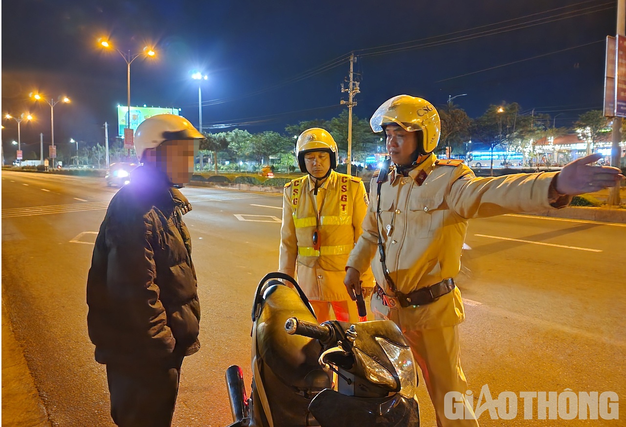 Sau nhiều lượt kiểm tra, lực lượng CSGT bắt đầu phát hiện lái xe “dính” nồng độ cồn. Người vi phạm được mời vào khu vực làm việc, kiểm tra giấy tờ và lập biên bản. Ảnh: Ngọc Hùng