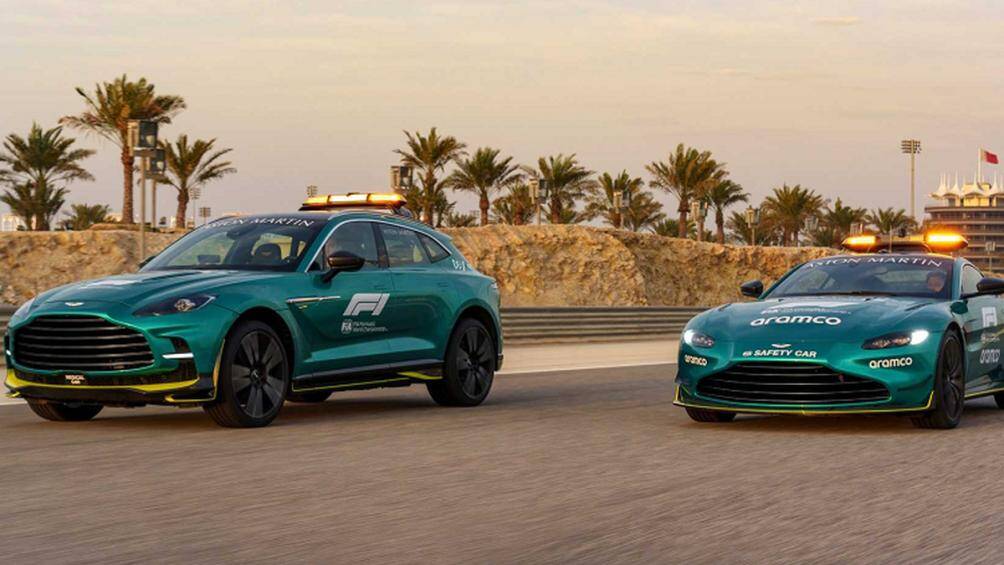 Hai mẫu xe an toàn đều có màu ngoại thất xanh lá cây Aston Martin Racing Green và các họa tiết màu vàng chanh Lime Essence