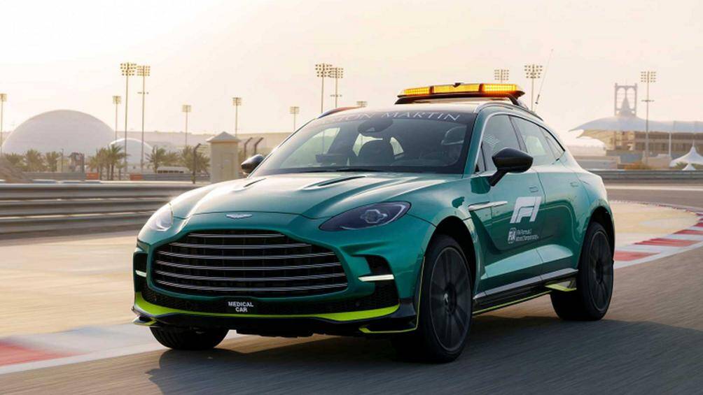 Đối với DBX707 sẽ có bình chữa cháy, túi y tế và máy trợ tim. Ngoài ra, ghế và dây đai nguyên bản đã được thay mới với ghế đua và dây đai 6 điểm