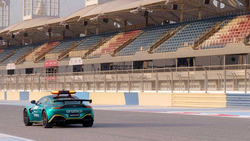 Bộ phận y tế trên Aston Martin DBX707 có thể kết nối với bộ phận kiểm soát chặng đua và theo dõi chính xác các dữ liệu sinh trắc học của từng tay đua