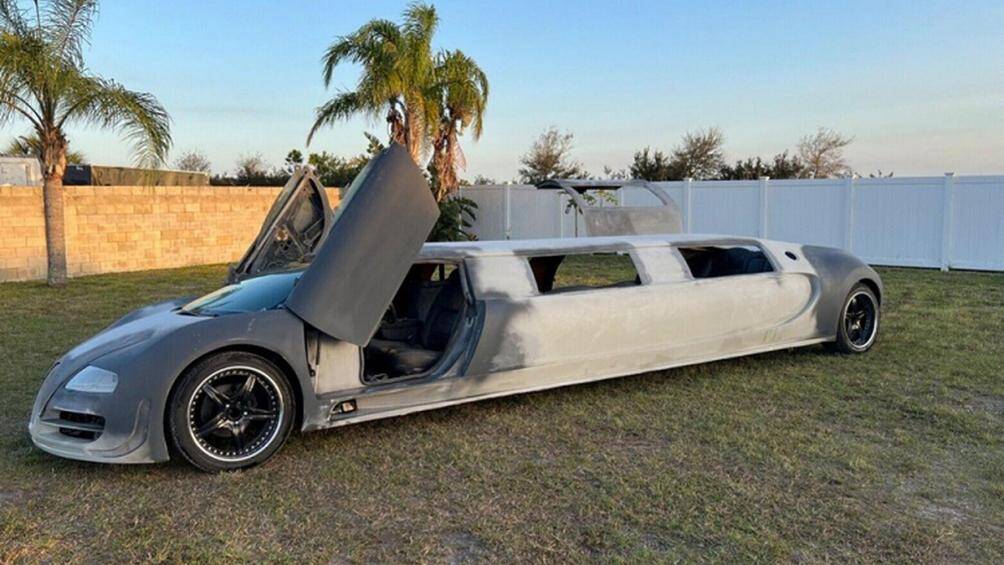 Chiếc Lincoln Town Car đời 2001 đã được lột xác hoàn toàn với dự án nâng cấp phong cách limousine lạ mắt