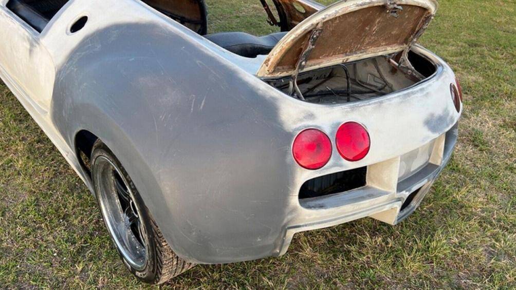 Giá trị của chiếc Lincoln Town Car và bộ thân vỏ bằng sợi thủy tinh có mức giá lần lượt là 9.000 USD và 10.000 USD