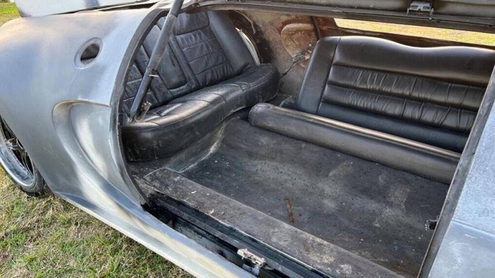 Nội thất của chiếc xe vẫn chưa hoàn thiện. Bộ ghế dài vẫn chưa được cố định xuống sàn xe