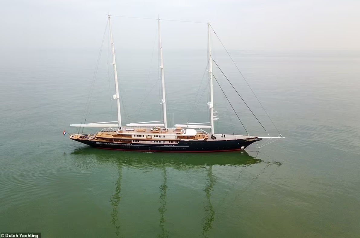 Bên cạnh đó, đề nghị này cũng vấp phải sự phản đối mạnh mẽ từ người dân địa phương. Hàng nghìn người dân đã ký vào bản kiến nghị phản đối đề xuất dỡ bỏ cây cầu lịch sử. Nhiều người dân địa phương còn khẳng định sẽ ném trứng vào du thuyền Koru nếu đề xuất của ông Bezos được chấp thuận. Ảnh - Dutch Yachting