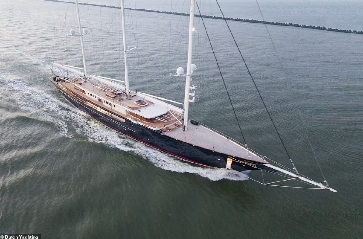 Năm ngoái, du thuyền khổng lồ của ông Bezos thu hút sự chú ý của truyền thông quốc tế vì tỷ phú Mỹ đề nghị chính quyền thành phố Rotterdam, Hà Lan cho phép dỡ phần giữa của cây cầu lịch sử Koningshaven 95 năm tuổi để mở lối cho du thuyền ra biển. Nguyên nhân là vì du thuyền 3 cột buồm cao tới 70m này không thể lọt qua cây cầu. Ảnh - Dutch Yachting